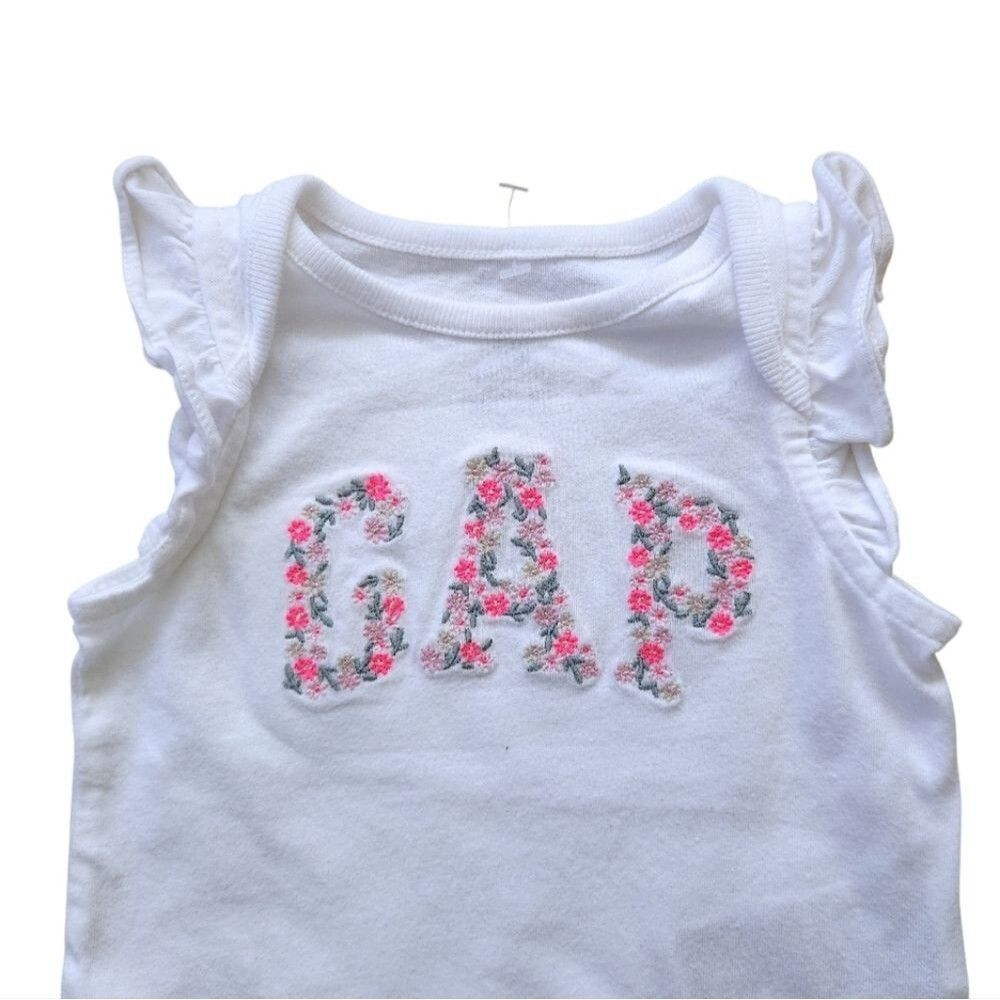Baby Gap Girls Embroidered Logo Bodysuit 100% Organic Cotton Newborn - 3 Months - Picture 3 of 10